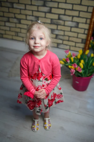 Retrato de uma linda menina com flores — Fotografia de Stock