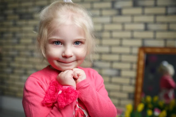 Portret van een mooi klein meisje met bloemen — Stockfoto