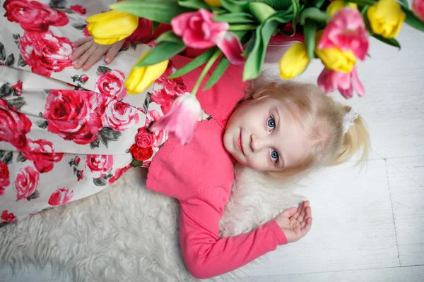 Retrato de uma linda menina com flores — Fotografia de Stock