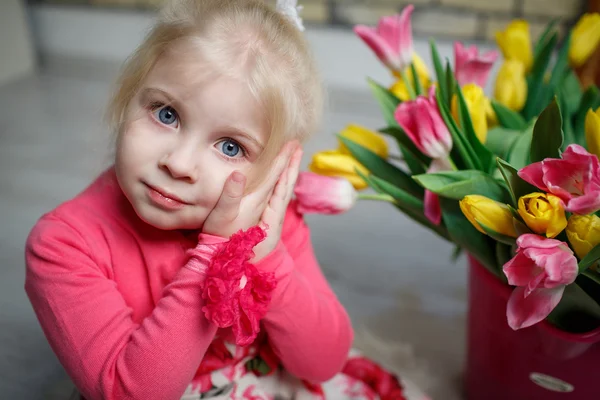 Porträt eines schönen kleinen Mädchens mit Blumen — Stockfoto
