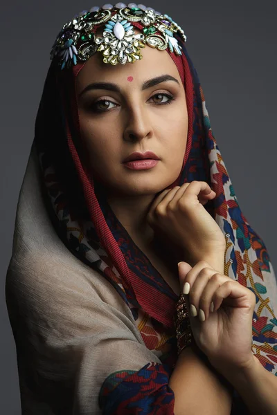 Retrato de una mujer hermosa en tradicional Fotos De Stock