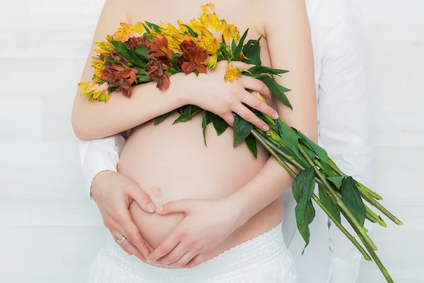 Portret van de man en zwangere vrouw — Stockfoto