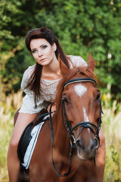 Retrato de uma mulher bonita com um cavalo — Fotografia de Stock