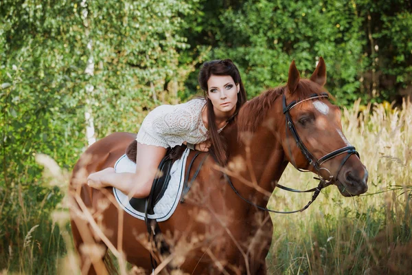 Portret van een mooie vrouw met een paard — Stockfoto