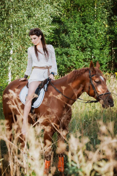 Portret pięknej kobiety z koniem — Zdjęcie stockowe