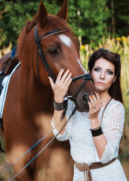 말과 함께 아름 다운 여자의 초상화 — 스톡 사진