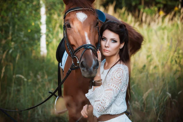 Portrait of a beautiful woman with a horse — Stock Photo, Image