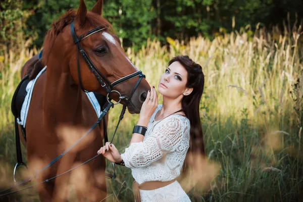 Portret pięknej kobiety z koniem — Zdjęcie stockowe