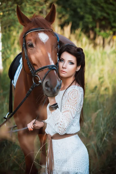 Portret pięknej kobiety z koniem — Zdjęcie stockowe