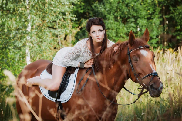 Retrato de una hermosa mujer con un caballo —  Fotos de Stock