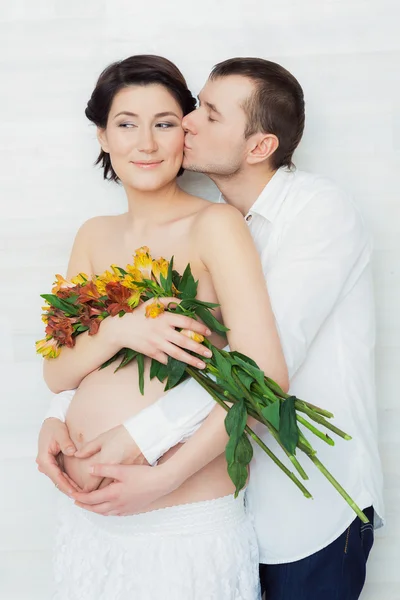 Портрет мужа и беременной жены — стоковое фото