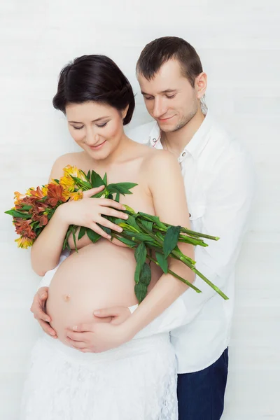 Ritratto di marito e moglie incinta — Foto Stock