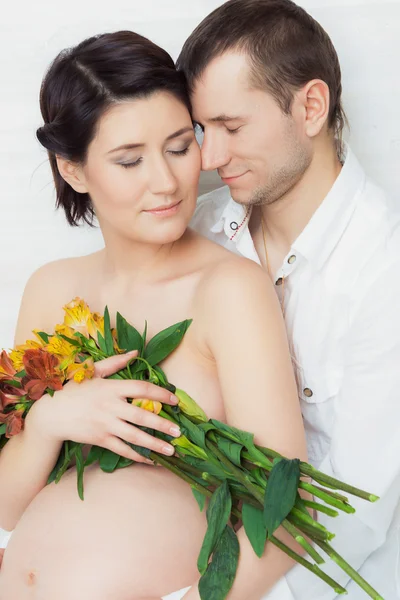 Retrato de marido e mulher grávida — Fotografia de Stock