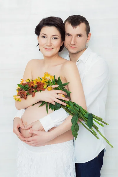 Porträtt av man och gravida hustru — Stockfoto