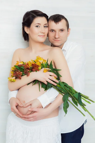 Portret van de man en zwangere vrouw — Stockfoto