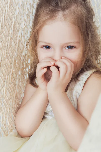 Portret van een klein meisje — Stockfoto