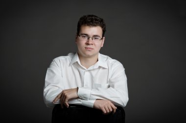 stüdyoda bir adam portresi