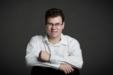 stüdyoda bir adam portresi