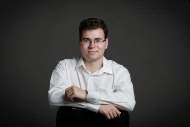 stüdyoda bir adam portresi