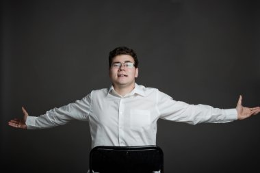 stüdyoda bir adam portresi