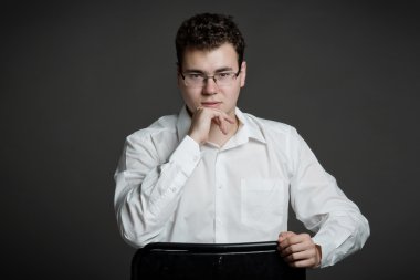 stüdyoda bir adam portresi