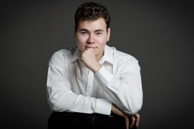 stüdyoda bir adam portresi