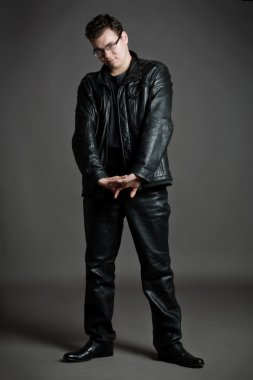 stüdyoda bir adam portresi