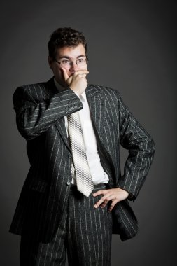 stüdyoda bir adam portresi