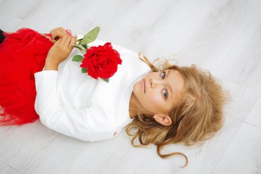 Güzel küçük bir kızın portresi.