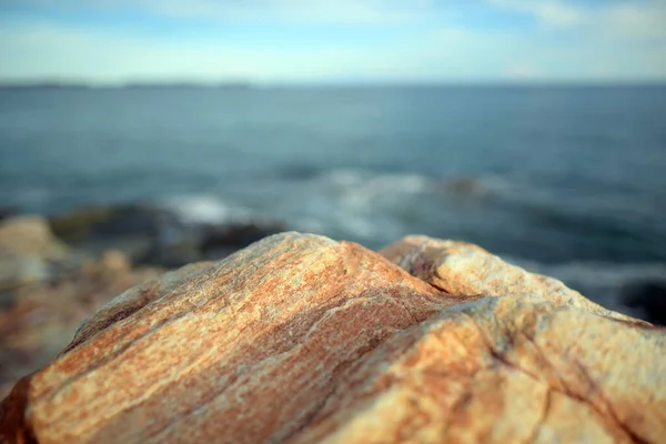 Rochas Marrons Junto Mar Estão Fundo Mar Céu Embaçado Mar — Fotografia de Stock