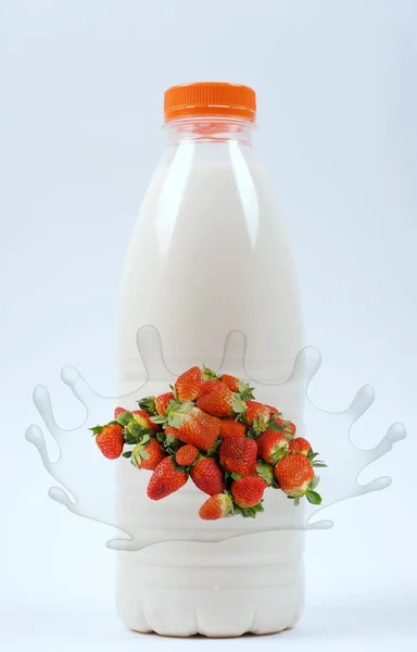 Milchiger Cocktail Spritzt Erdbeere — Stockfoto