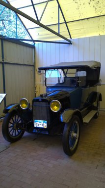 Siyah mavi eski model araba Müzesi'nde