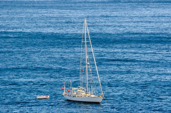 Zeilboot op kalm water in de baai — Stockfoto