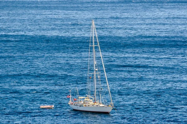 Velero en aguas tranquilas en la bahía —  Fotos de Stock