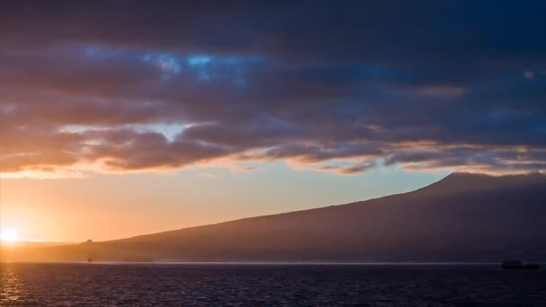Восход солнца рядом с вулканом Пико на Азорских островах — стоковое видео