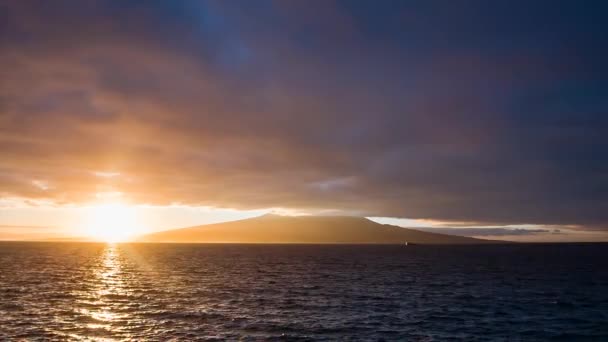 Nascer do sol forte com nuvens no vulcão do Pico — Vídeo de Stock