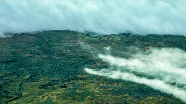 Туманный пейзаж над облаками — стоковое видео