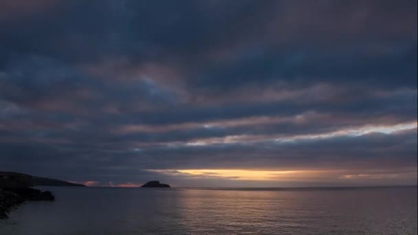 Lever de soleil sur la mer avec de gros nuages — Video