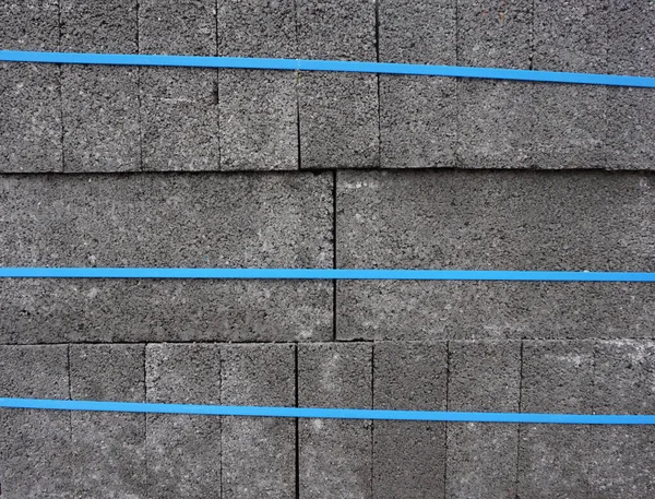 Kék Hevederek Tartják Össze Betontömböket Stacked Beton Blokkok Háttér — Stock Fotó