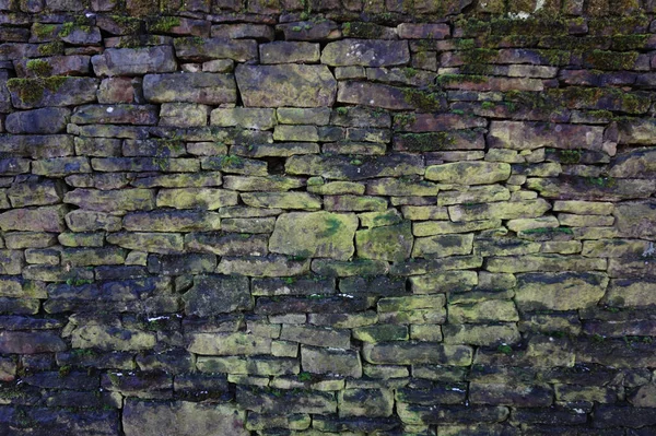 Vecchio Recinto Fatto Pietre Piatte Con Muschio Verde Che Cresce — Foto Stock