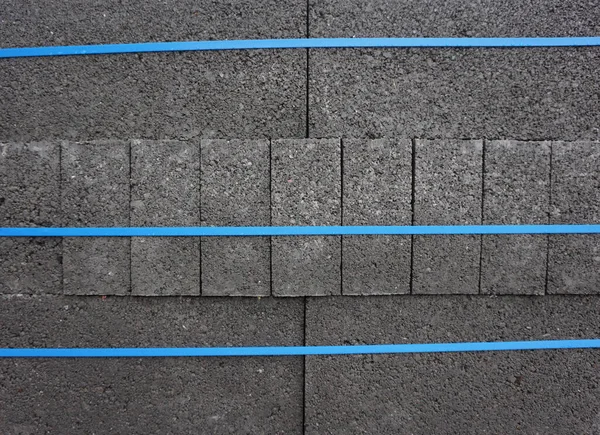 Kék Hevederek Tartják Össze Sötétszürke Betontömböket Stacked Beton Blokkok Háttér — Stock Fotó