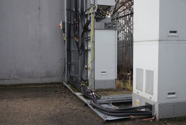 Cep telefonu 4G 5G ağ vericisi ana kablo istasyonu. Cep telefonu antenlerindeki telefon verici bağlantı sistemi. 