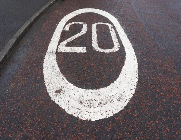 20英里长的白色限速标志喷涂在路面上 — 图库照片#