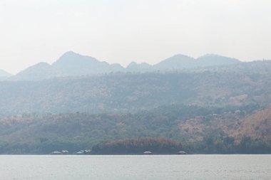 Kanchanaburi, Tayland 'da bir barajda rafting.