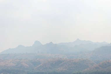 Kanchanaburi, Tayland 'da bir barajda rafting.