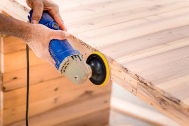 Marangoz ahşap cilası kullanıyor..