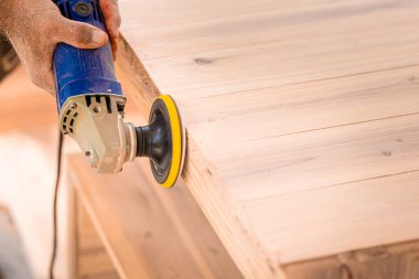 Marangoz ahşap cilası kullanıyor..