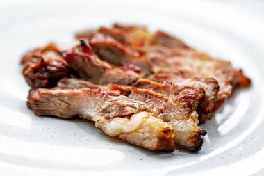 Siyah tabağa konmuş Wagyu bifteği.