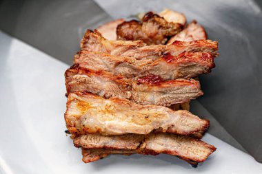 Siyah tabağa konmuş Wagyu bifteği.