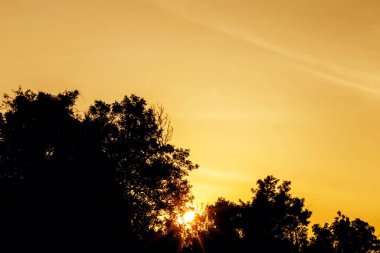 Güneşten sonra gökyüzünün renkleri